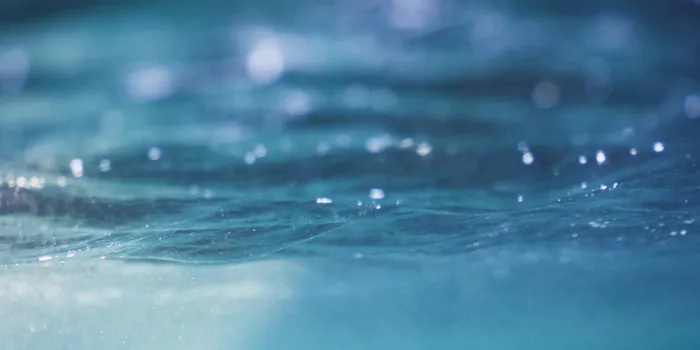 Eau de mer vue de sous l'eau mais proche de la surface