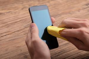 Nettoyage d'un écran de téléphone