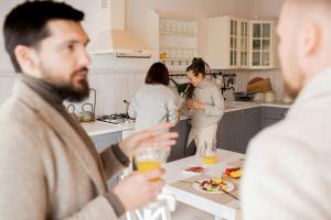 Des amis discutent dans une cuisine