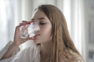 Une femme en train de boire un verre d'eau
