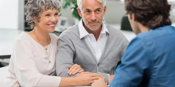 couples aînés, réunion, agent immobilier, couples aînés, réunion, conseiller financier, pour, investissement, heureux, mûrir, homme homme, et, femme, écoute, divers, investissements, plans, pour, leur, retraite