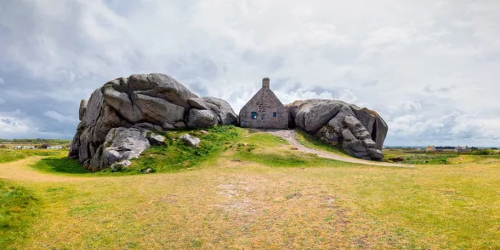 house between the rocks in meneham village, kerlouan, finistere, brittany (brittany), france